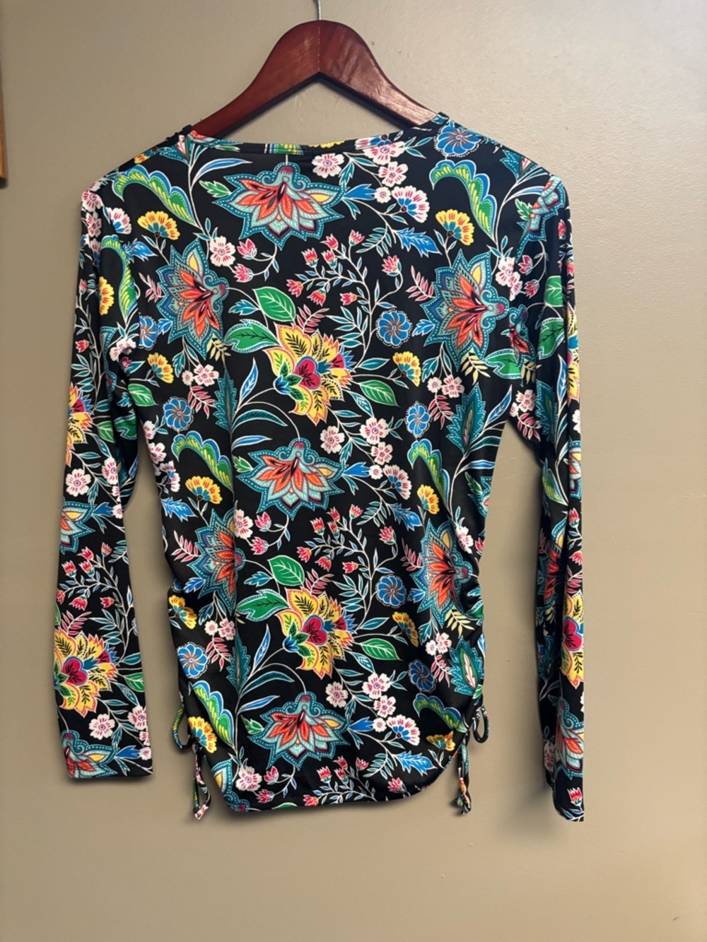Caribbean Joe Black Floral Long-Sleeve Twist-Hem Swim Top - Picture 4 of 7